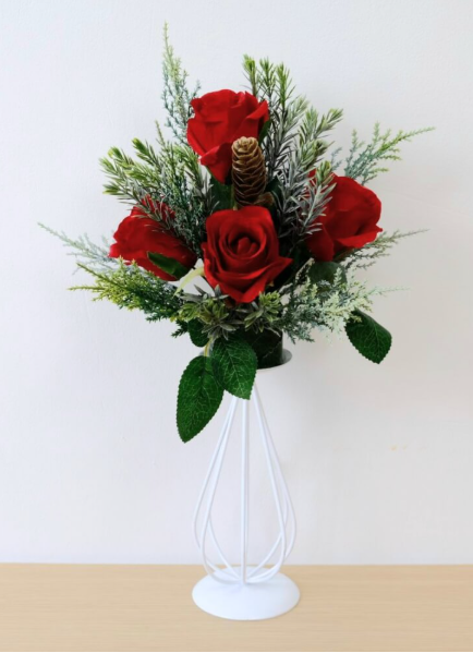 ดอกกุหลาบประดิษฐ์ผ้าในแจกัน แจกันเส้นเหล็กดัดขาว กุหลาบสีแดง