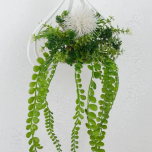 ดอกว่านประดิษฐ์ในแจกันแขวนสีขาว